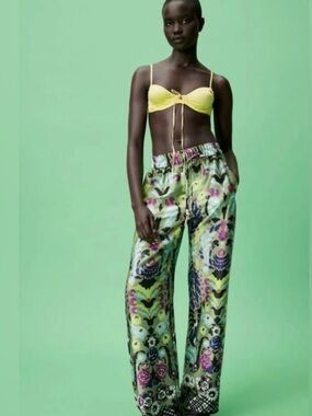 Zara Multi Color Floral Print
Satin Effect Flowy Wide Leg... size L